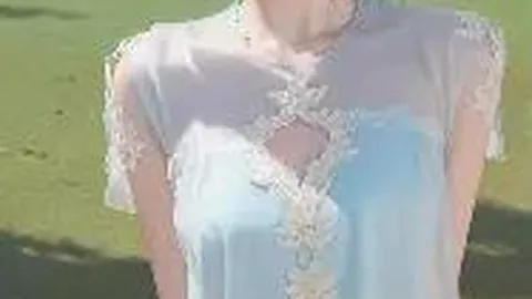 章子怡公开露面展现自然风采，资深师傅按摩面露满足